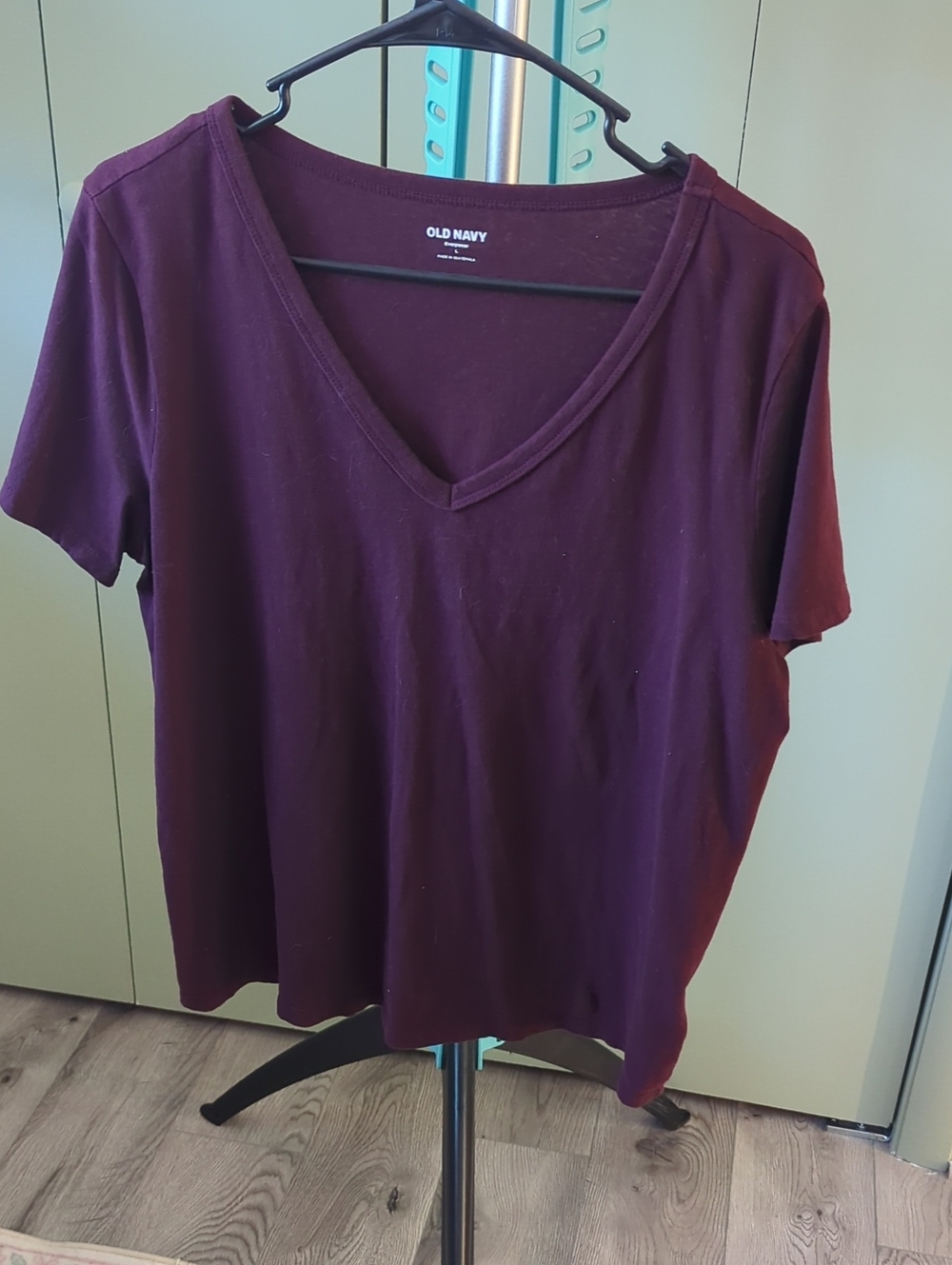 Old Navy Short Sleeve V-Neck Tee in Plum